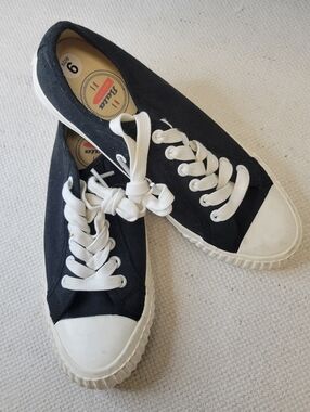 Bata Bullets Low Top Shoes Black with White Accents Men's Size 6